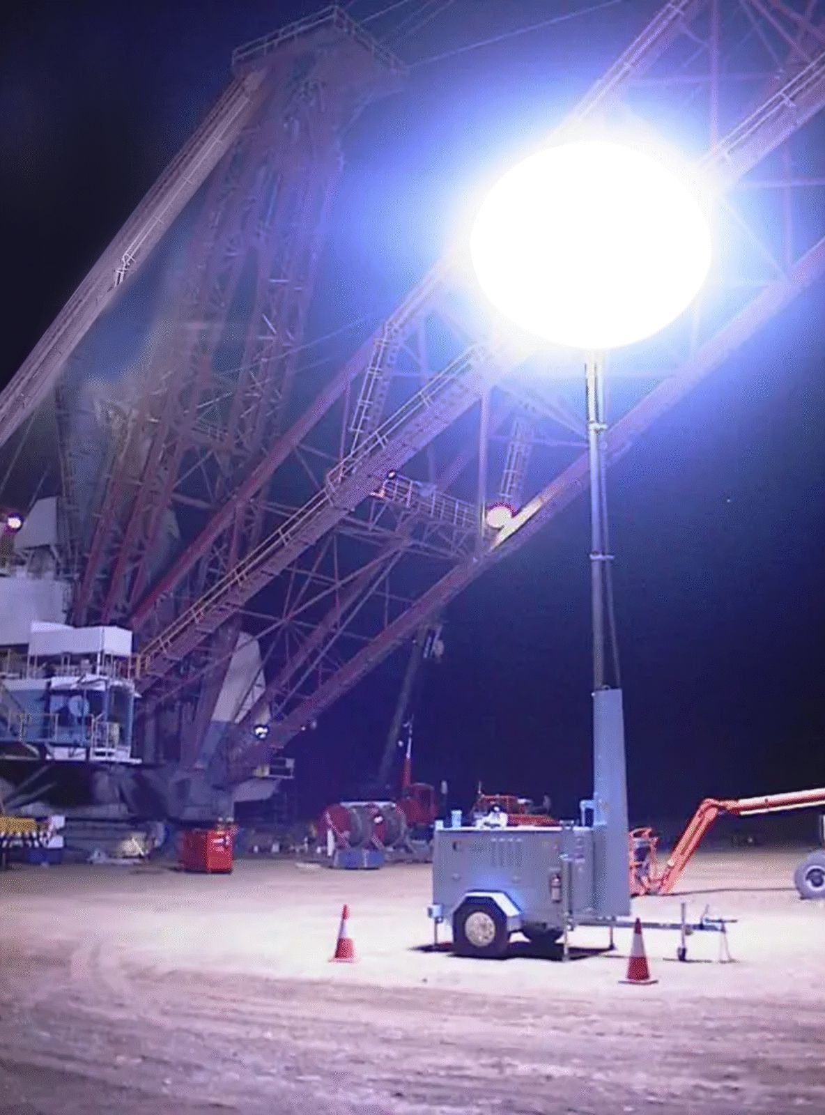 4000W HMI Lunar Light Tower designed for maximum brightness, providing glare-free lighting for large outdoor areas with a globe efficacy of 400,000 lumens.
